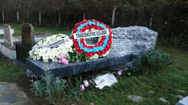 Futbol efsanesi Özkan Sümer, kabri başında anıldı