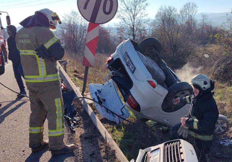 Bursada kaza: Araçtan fırlayan 5 yaşındaki Azra ile birlikte 4 yaralı