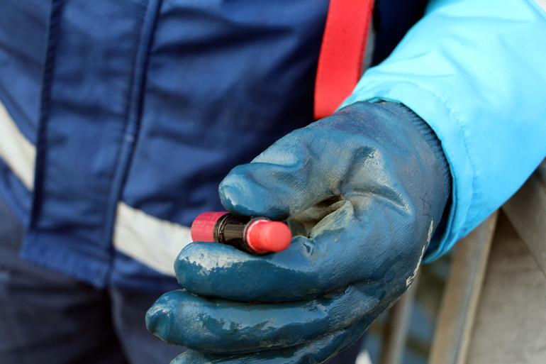 Bebekte çöken iskeleden denize düşenlerin eşyalarını dalgıç çıkardı