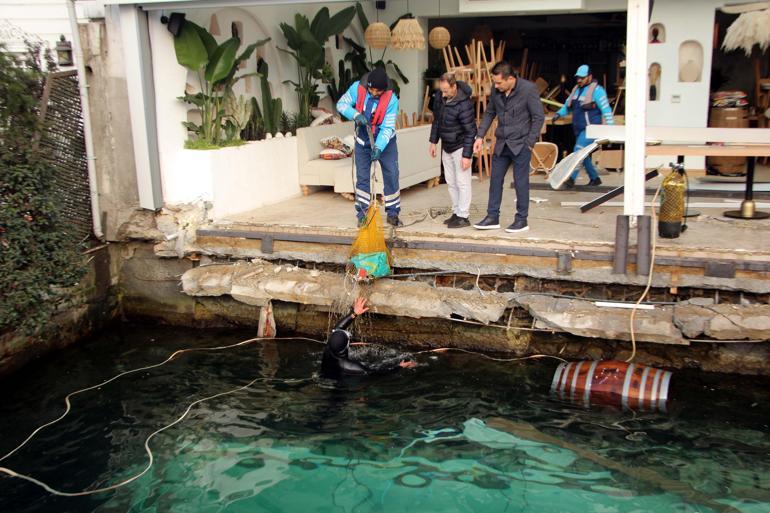 Bebekte çöken iskeleden denize düşenlerin eşyalarını dalgıç çıkardı