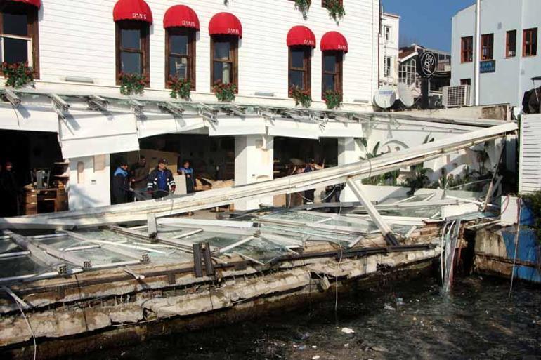 Bebekte çöken iskele söküldü