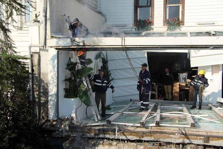 Bebekte çöken iskele söküldü