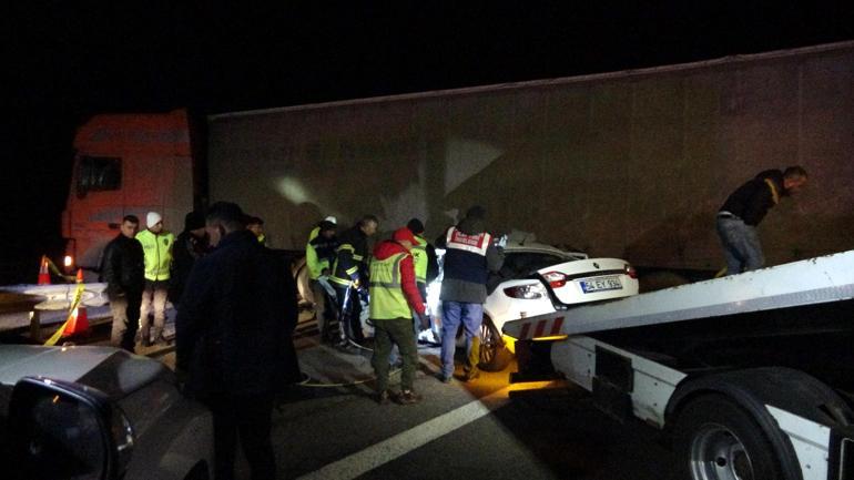 Yasak noktadan dönüş yapan TIRa çarpan otomobilin sürücüsü öldü
