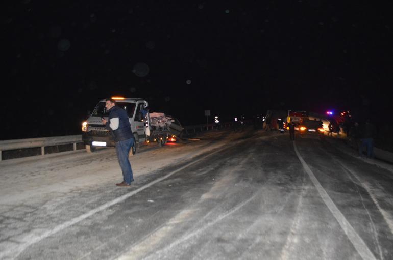 TIR ile otomobil çarpıştı: 1 ölü, 4 yaralı