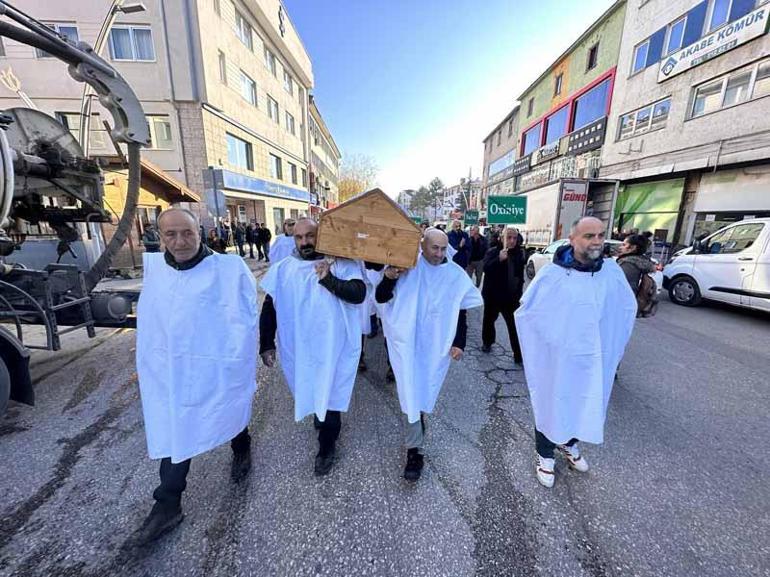 Tuncelide çöp tesisine karşı çıkan köylülerden kefenli- tabutlu protesto