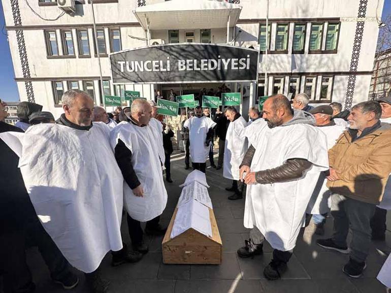 Tuncelide çöp tesisine karşı çıkan köylülerden kefenli- tabutlu protesto