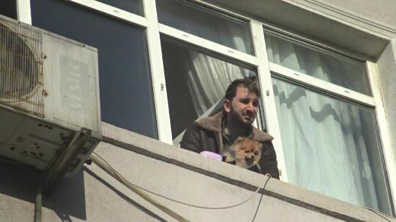 Avcılarda yangında mahsur kalan biri bebek 4 kişiyi itfaiye kurtardı