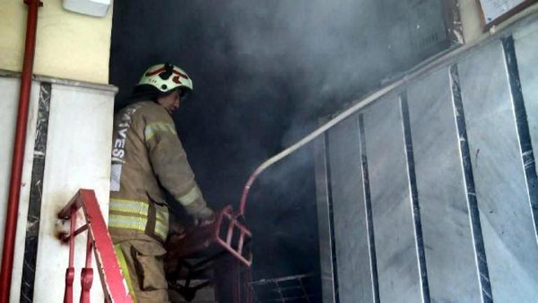 Avcılarda yangında mahsur kalan biri bebek 4 kişiyi itfaiye kurtardı