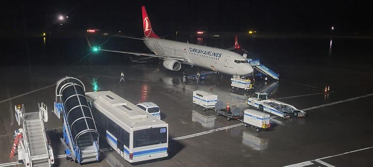 Yolculara havada yanan uçak fotoğrafı attı, bomba araması yapıldı; 1 gözaltı