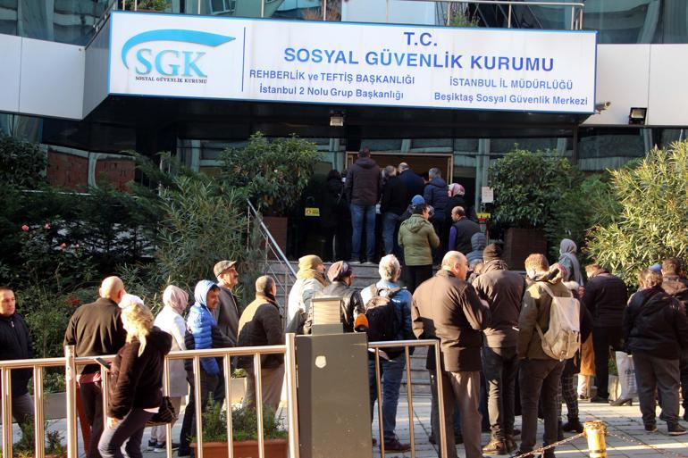 İstanbulda SGK müdürlükleri önünde EYT yoğunluğu