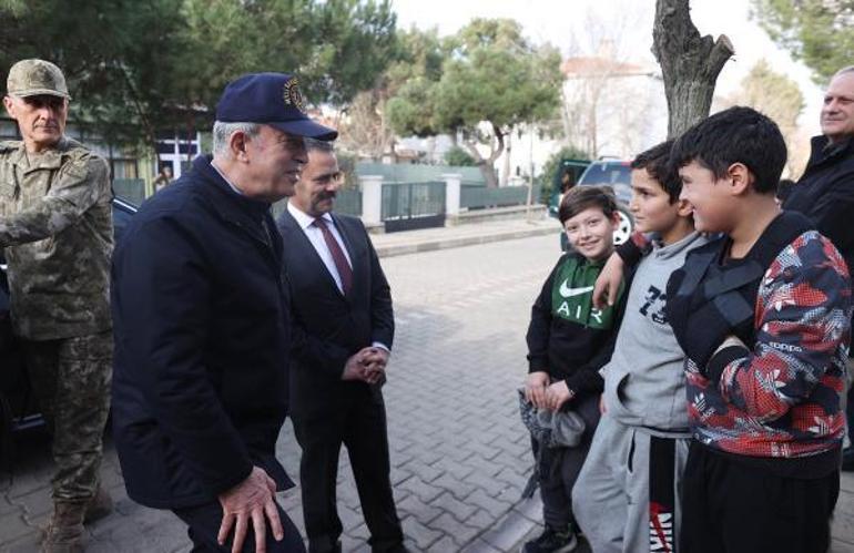 Bakan Akar ve beraberindeki TSK komuta kademesi Gökçeadada