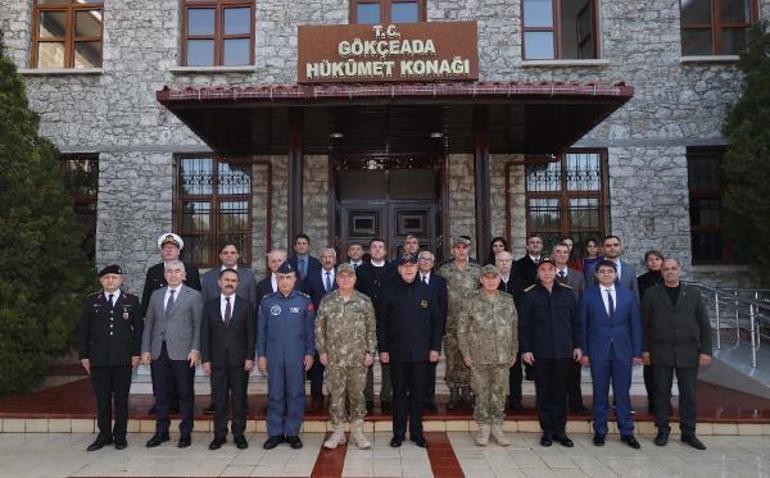 Bakan Akar ve beraberindeki TSK komuta kademesi Gökçeadada