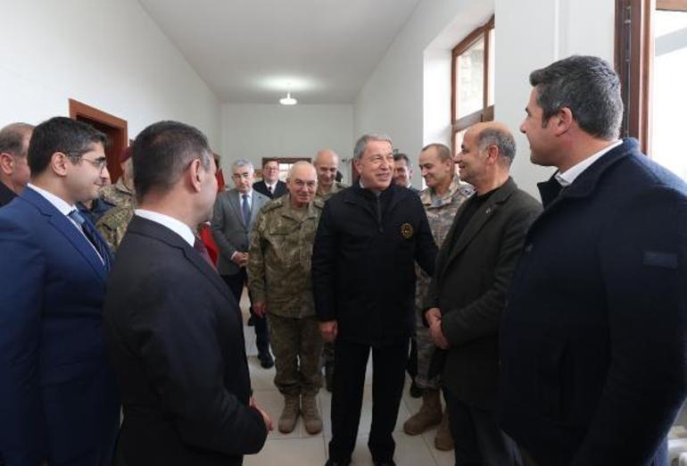 Bakan Akar ve beraberindeki TSK komuta kademesi Gökçeadada