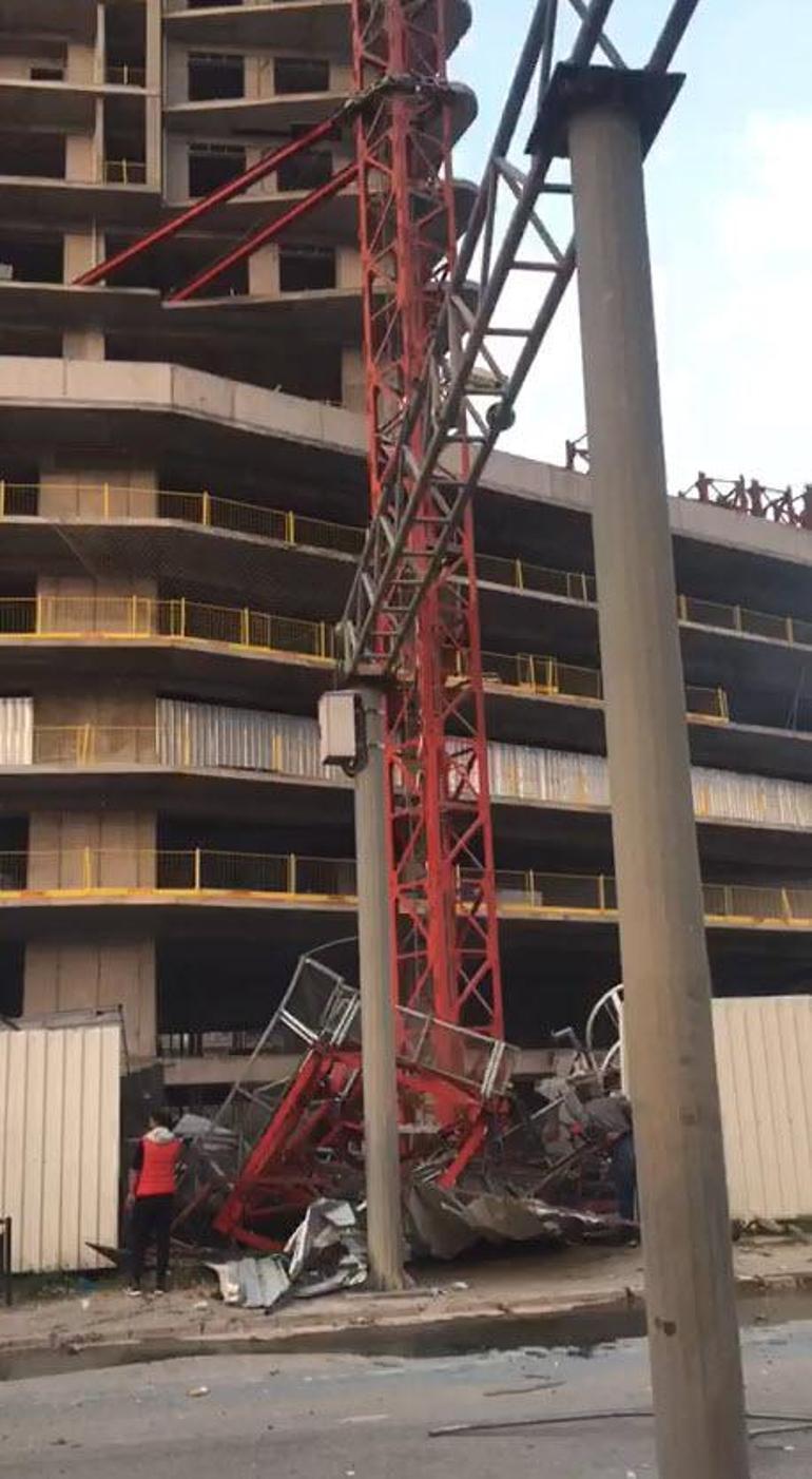 İzmirde otel inşaatında vinç devrildi: 6 ölü, 2 yaralı