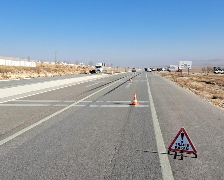 Otomobil TIRa çarptı: 2 ölü