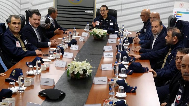 Bakan Dönmez, bor işçileri ile birlikte 2023e girdi