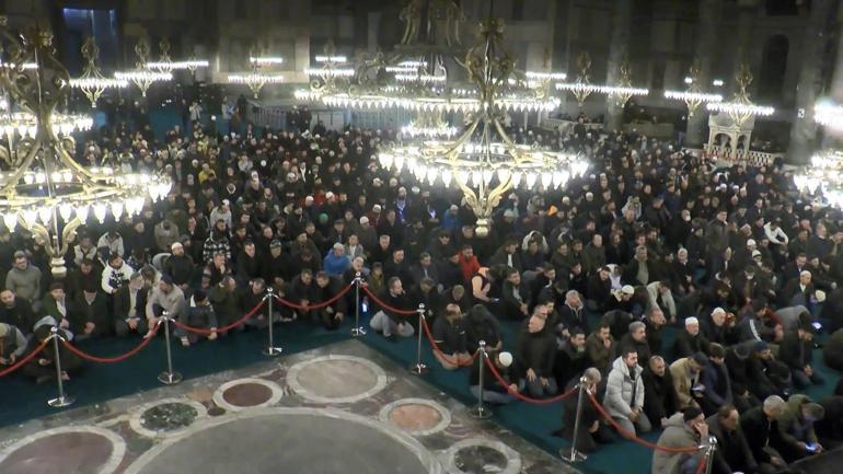 Diyanet İşleri Başkanı Erbaş, Ayasofya Camiinde sabah namazı kıldırdı