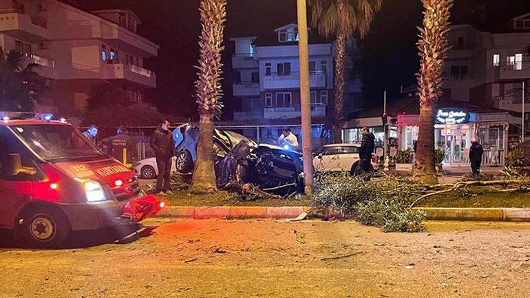 Otomobilin palmiyelere çarptığı kaza kamerada: 1 ölü, 1 yaralı