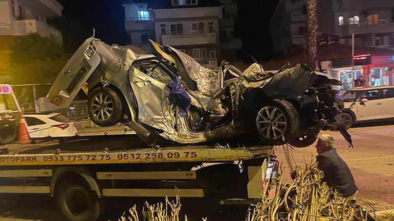 Otomobilin palmiyelere çarptığı kaza kamerada: 1 ölü, 1 yaralı