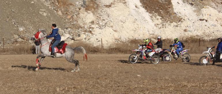 Atlı ciritçiler, motokros sporcularına karşı