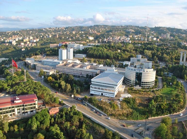 Başörtülü intörn doktoru ameliyata almadığı iddia edilen profesör, açığa alındı