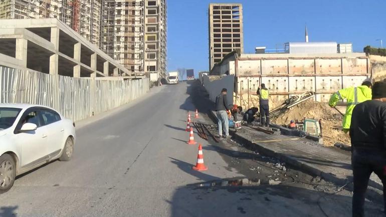 Başakşehirde hafriyat kamyonu şantiye alanına devrildi