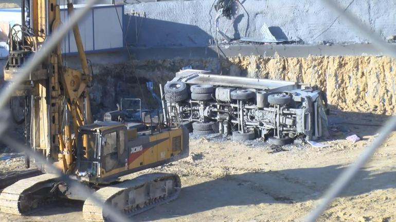 Başakşehirde hafriyat kamyonu şantiye alanına devrildi