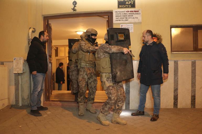 Sokakta çiğköfteciyi vuran silahlı saldırgan, saklandığı çatıda yakalandı