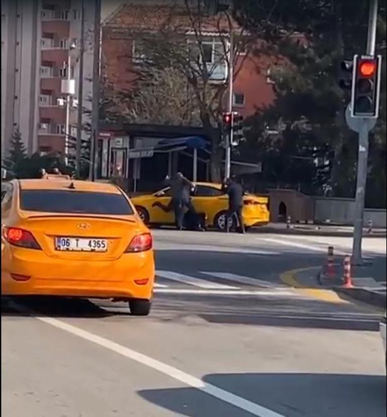 Taksi durağına zarar veren kişiyi dövüp, polise teslim ettiler