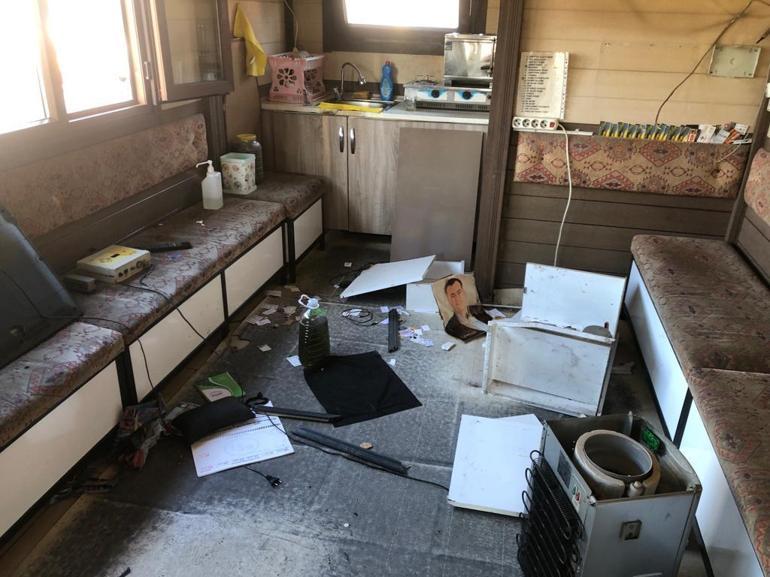 Taksi durağına zarar veren kişiyi dövüp, polise teslim ettiler