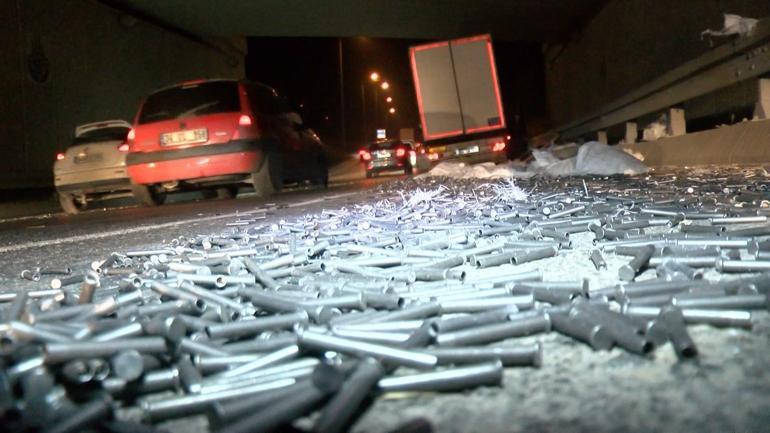 Sultangazide yolun bir tarafına perçin diğer tarafına hafriyat döküldü