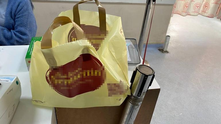 Saldırmalarına rağmen hastalarına bakan doktordan özür dileyip, tatlı ikram ettiler