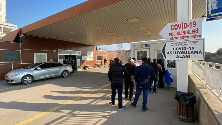 Saldırmalarına rağmen hastalarına bakan doktordan özür dileyip, tatlı ikram ettiler