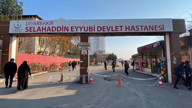 Saldırmalarına rağmen hastalarına bakan doktordan özür dileyip, tatlı ikram ettiler