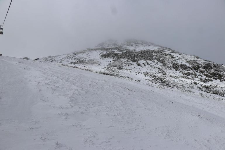 Henüz sezonun açılmadığı Yıldız Dağı Kayak Merkezine kar yağdı