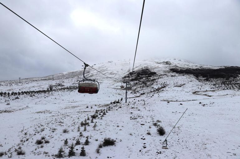 Henüz sezonun açılmadığı Yıldız Dağı Kayak Merkezine kar yağdı