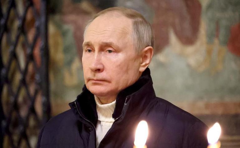 Putin, Kremlin’deki katedralde tek başına Noel ayinine katıldı