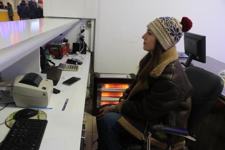 Eskişehir Otogarında çalışanların Üşüyoruz eylemi