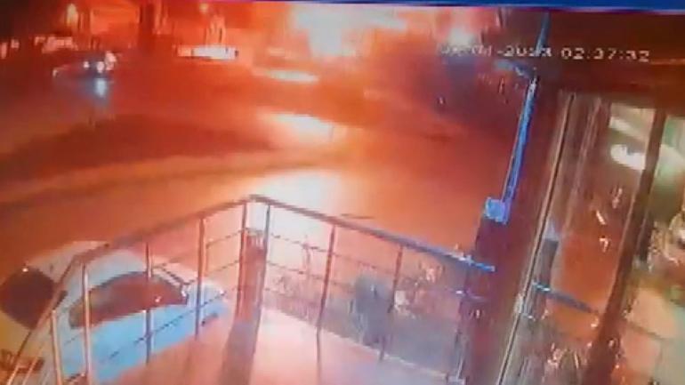 Arnavutköyde kauçuk fabrikası alev alev yandı; patlama ile başlayan yangın kamerada