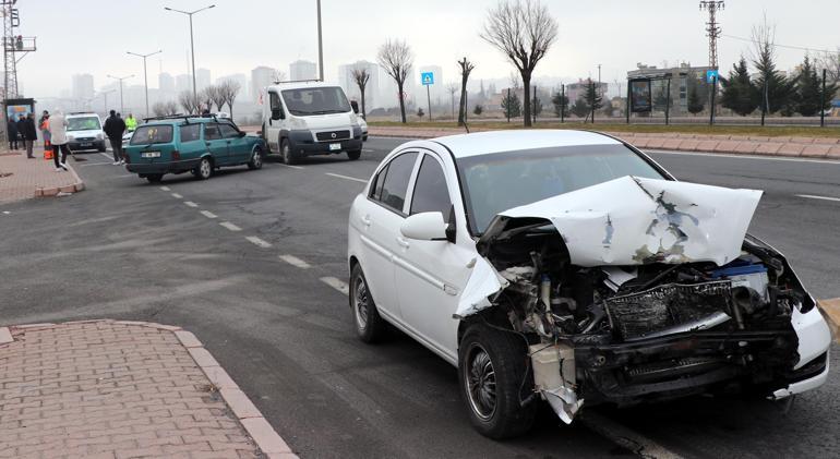 3 otomobilin karıştığı zincirleme kazada 6 kişi yaralandı