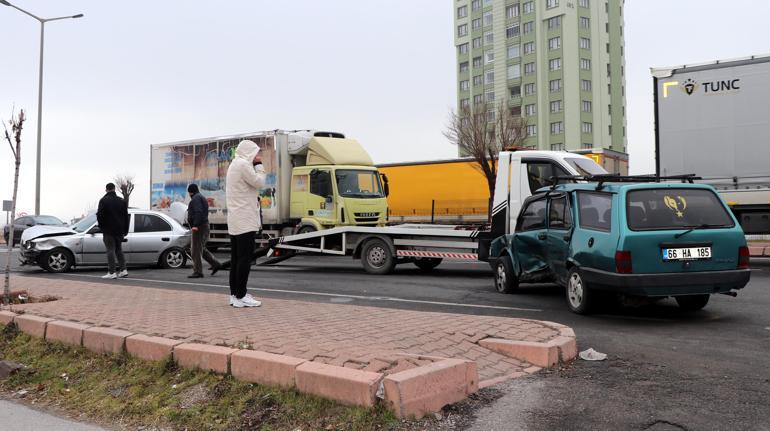 3 otomobilin karıştığı zincirleme kazada 6 kişi yaralandı