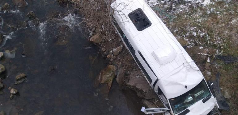 Öğrenci servisi şarampole yuvarlandı: 4 yaralı