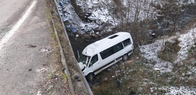 Öğrenci servisi şarampole yuvarlandı: 4 yaralı
