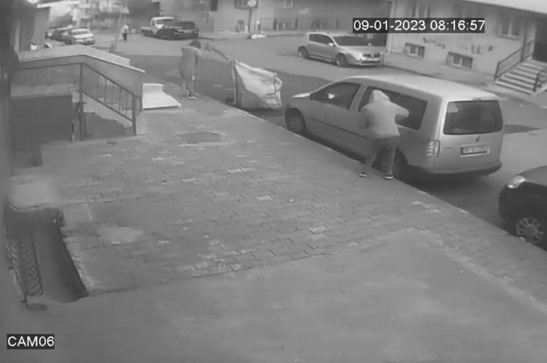 Sultangazide kağıt toplayıcısı kılığında park halindeki araçtan hırsızlık yaptılar