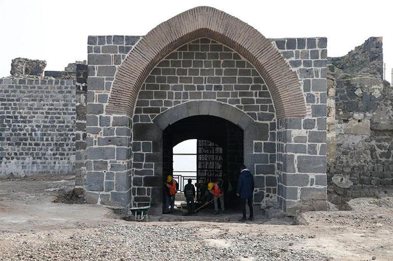 Diyarbakır’da restorasyon çalışmalarında 1700 yıllık taş döşeme ortaya çıktı