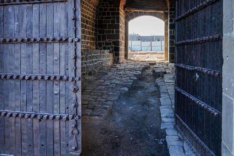 Diyarbakır’da restorasyon çalışmalarında 1700 yıllık taş döşeme ortaya çıktı