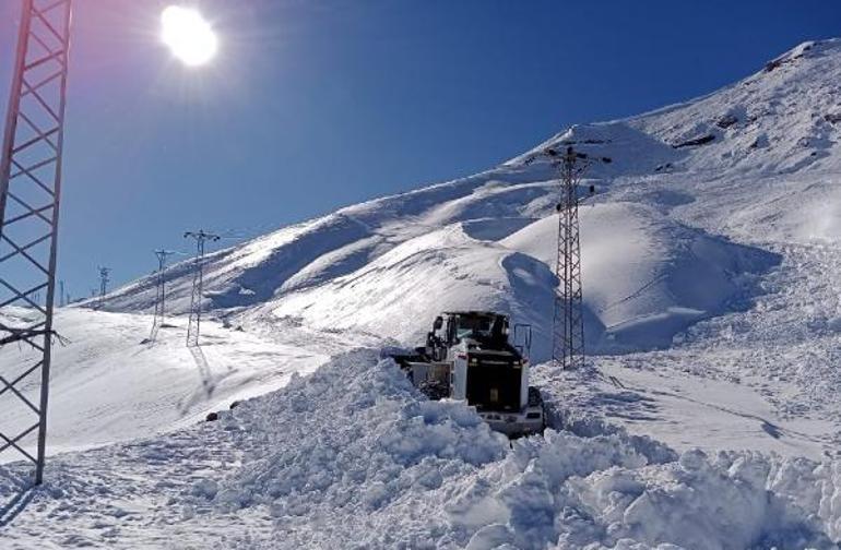 Askeri üs bölgeleri yolunda kar kalınlığı 4 metreyi aştı