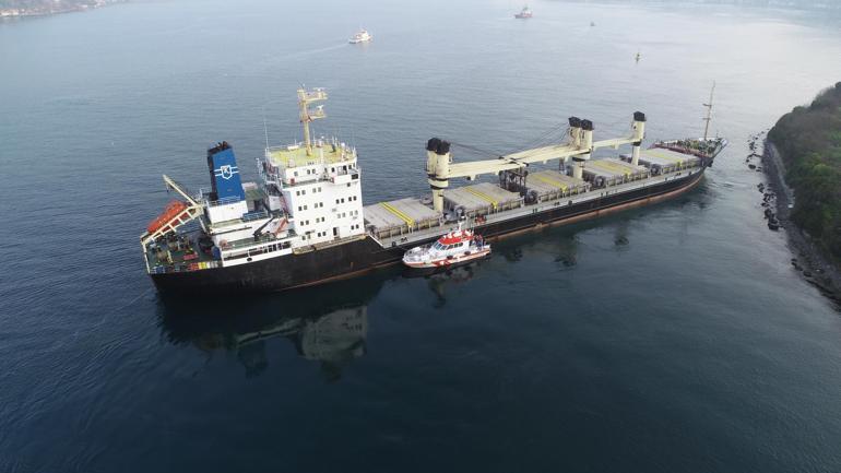 Yük gemisi karaya oturdu, Boğaz trafiği askıya alındı