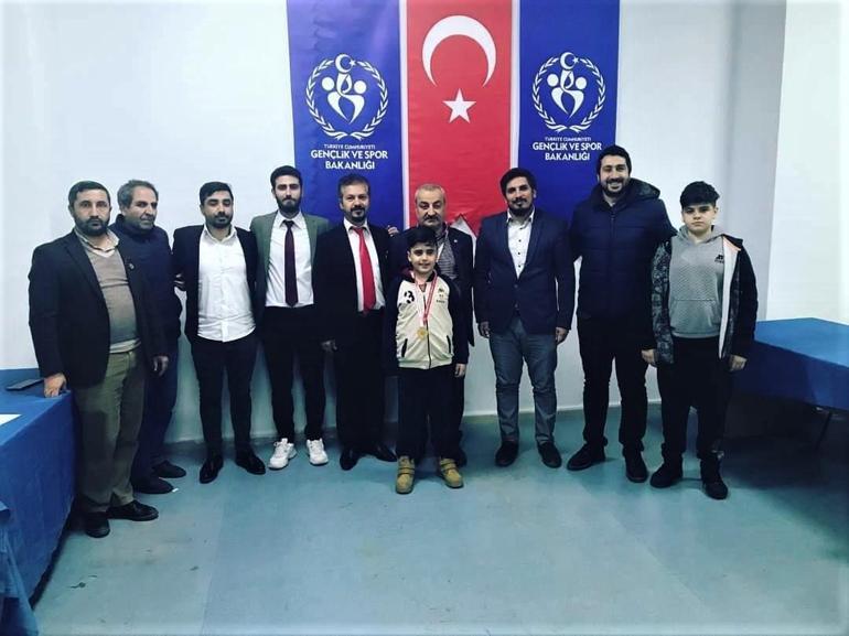 8 yaşındaki Mesut, Türkiye Şampiyonası’na ‘Satranç Kahvesi’nde hazırlanıyor