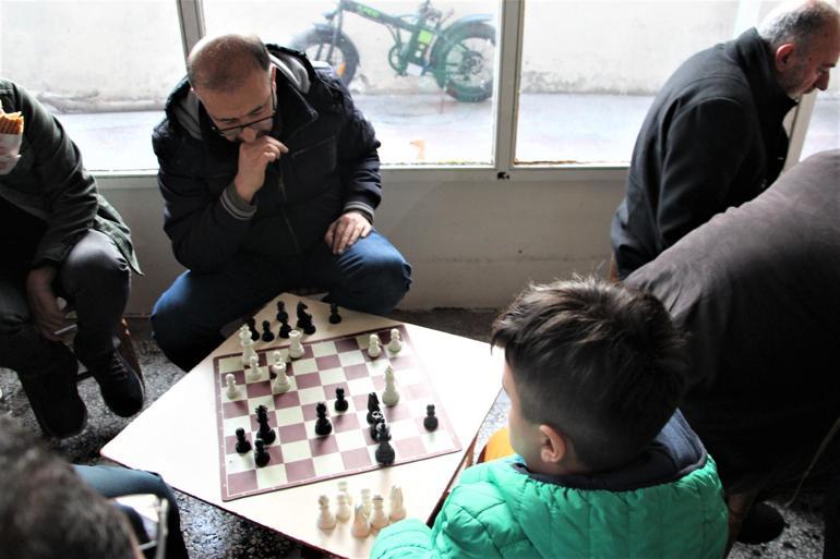 8 yaşındaki Mesut, Türkiye Şampiyonası’na ‘Satranç Kahvesi’nde hazırlanıyor